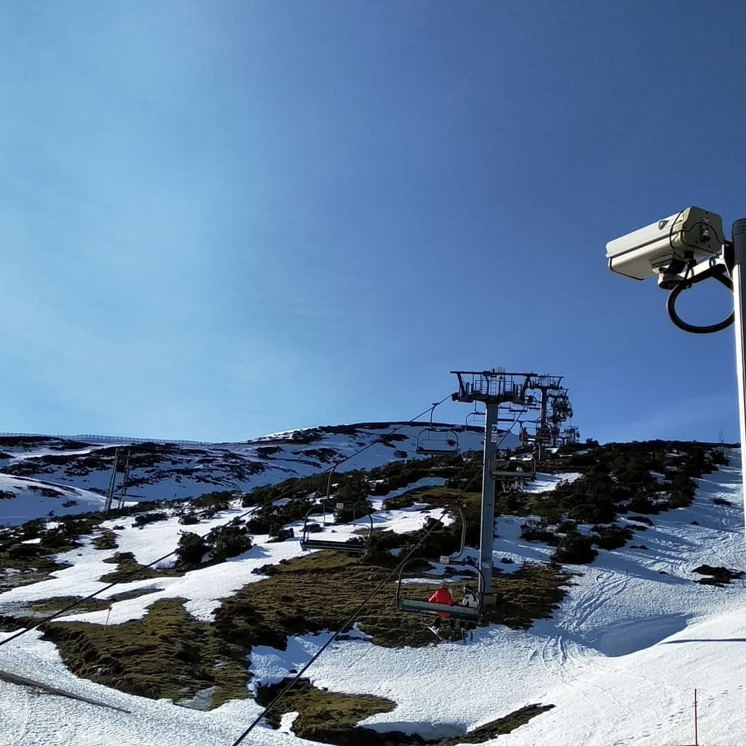 Sistema de emisión en directo para clubes, campos y espacios deportivos