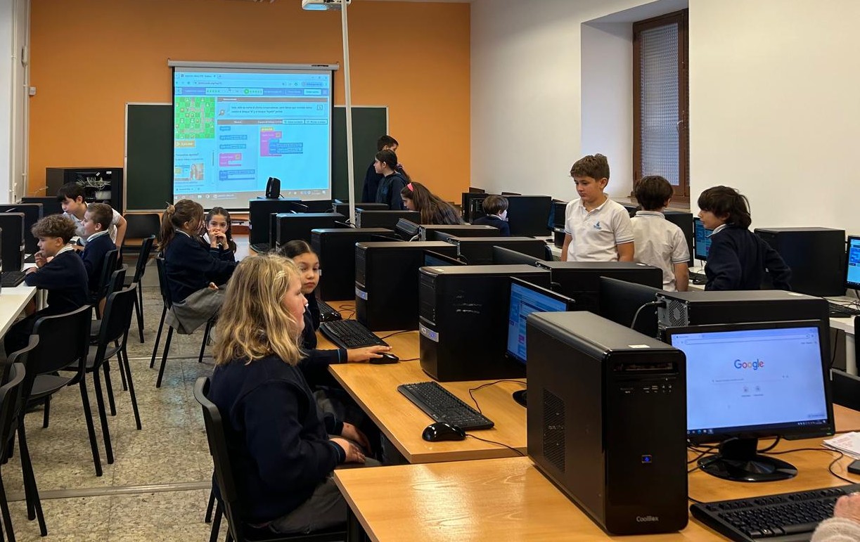 Himalia Tecnologías participa un año más en la Hora del Código junto al COIIPA